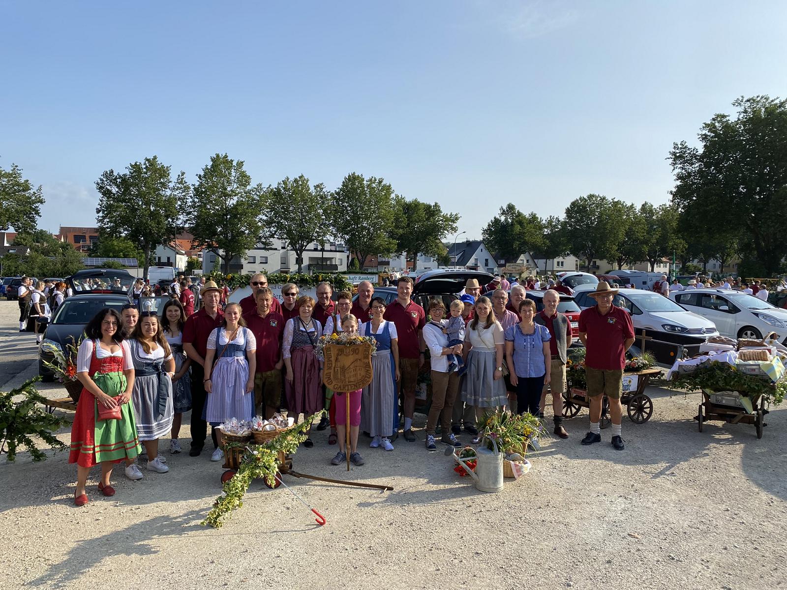 Mitglieder der Blumen- und Gartenfreunde Berg bei einer gemeinschaftlichen Vereinsveranstaltung in Donauwörth mit Blumen, Natur und traditionellem Dorfleben.